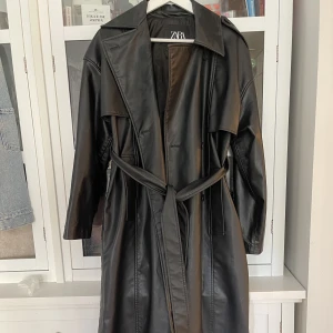 Lång skinnkappa ZARA - Skinnkappa från ZARA köpt för cirka 1000kr använd 1-2 gånger Storlek S 