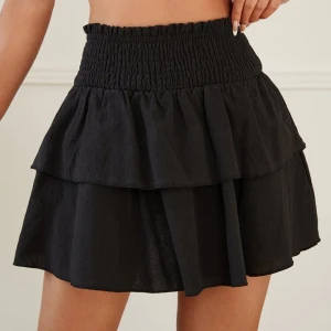 kjol - svart volang kjol ifrån shein, inte använd så mycket så är fortfarande i bra skick. 💗