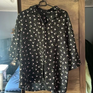 Skjorta - Skjorta från monki. Perfekt för sommaren då den är i svalt och skönt material. Storlek medium men är oversize och passar större. 