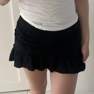 Snygg svart kjol från ginatricot🙌 Den kan bli lite längre men på bilderna har jag vikt upp kanten så den blivit lite kortare🥰 