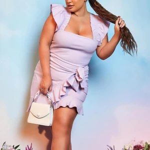 I Saw it first kollektionen med Emily Lucy Rajch. Stl 12 (M).  - Du budar på en ursnygg klänning från I Saw it first kollektionen med Emily Lucy Rajch. Stl 12 (M). Klänningen är helt oanvänd! Den blev utsålt direkt när den kom ut och finns ej att köpa mer. Den är lila precis som första bilden!  Frakt tillkommer