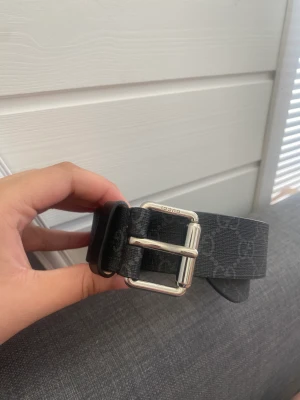 Äkta Gucci bälte  - Äkta gucci bälte, allt finns med som om den skulle vara helt ny.  Nästan helt oanvänd i samma skick som ett nytt  Fler bilder kan skickas om det önskas 