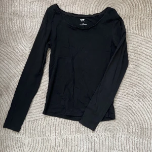 Långärmad tröja  - Långärmad svart tröja.  