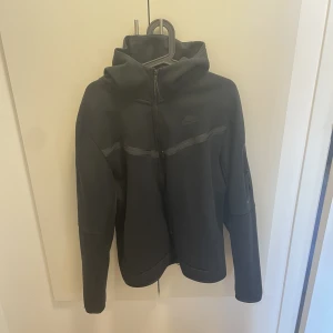 Nike Tech Fleece  - Näst intill oanvänd Nike Tech Fleece i storlek M. Köptes för 1300kr för ett halvår sedan. Säljes pga för liten. Vid vidare frågor tveka inte på att höra av er. 