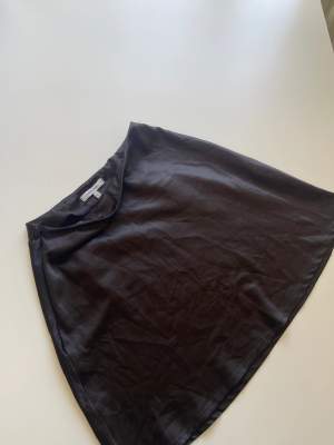 En svart satin kjol från chiquelle den är använd Max 2 gånger säljer då den inte kommer till användning
