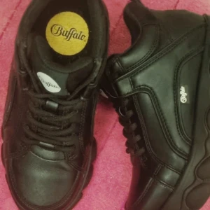 Buffalo platå - Säljer mina buffalo sneakers.  Platå, oanvända utomhus.