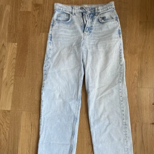 Jeans från Gina tricot - Fina ljusa jeans från Ginatricot  Strl 34