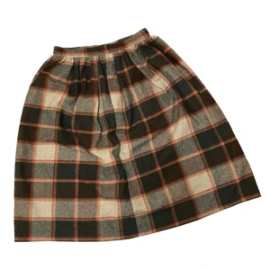 Knälång kjol rutig - Asnice kjol i flanelliknande tyg. Står att den ska kemtvättas men jag har tvättat i maskin och det gick toppen. Gott skick. Midjemått ca 70 cm