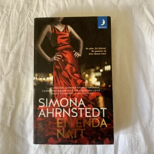 Bok  - Spinnande och romantisk pocketbok på svenska. Endast läst en gång så i mycket bra skick. Säljer då jag föredrar att läsa på engelska. Kom gärna med prisförslag ❤️