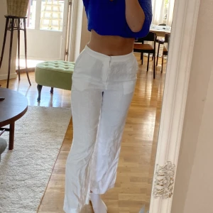 Vita linnebyxor - Säljer vita linnebyxor ifrån Carin Wester i storlek 36. Sparsamt använda och inga defekter. Jag är 170 som referens!  Säljer för 300 eller bud! 