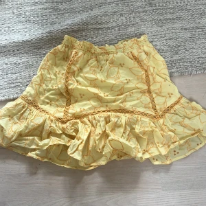 Ljusgul minikjol - Ljusgul söt broderad kjol