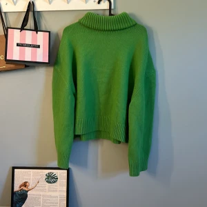 Stickad tröja - Knappt använd och jättebra skick!
