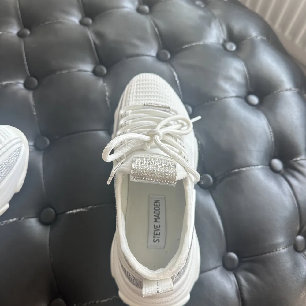 Säljer mina Steve madden sneakers i storlek 38 då dom är för små och jag tog för lång tid på mig att skicka tillbaka dom😅 skorna är helt nya endast provat dom så aldrig använda.  Säljer dom för 950 då dom kostade 1200 nya.. Skor.