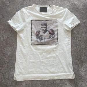 Limitato  - Limitato t-shirt. Pytte pytte små flaws i ena armhålan men absolut inget som syns när den är på. Köpte på United fashion för ca 1800kr