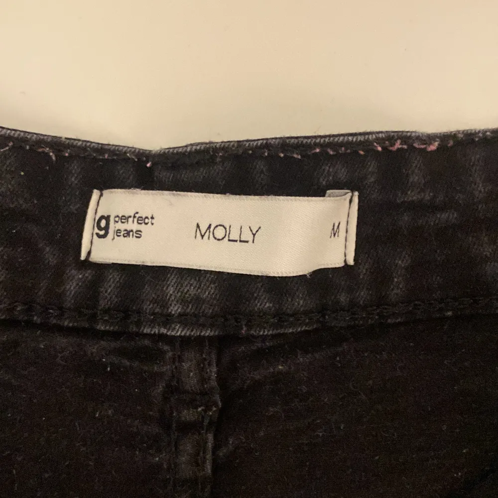 Säljer dessa jeans shorts då de inte används! Använda kanske 2 gånger!. Shorts.