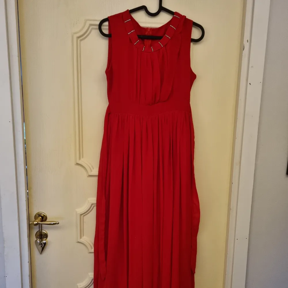 Säljer en tjusig röd långklänning som är perfekt till flera högtider. Kan visa fler bilder vid förfrågan.. Klänningar.