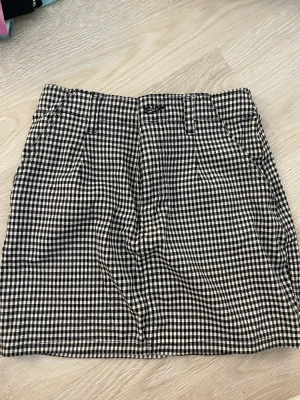 Kjol  - Rutit kjol som inte kommer till användning. Skulle säga storleken är S