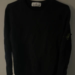 Stone island sweatshirt - Äkta svart stone island sweatshirt i strl S. Är öppen till bud