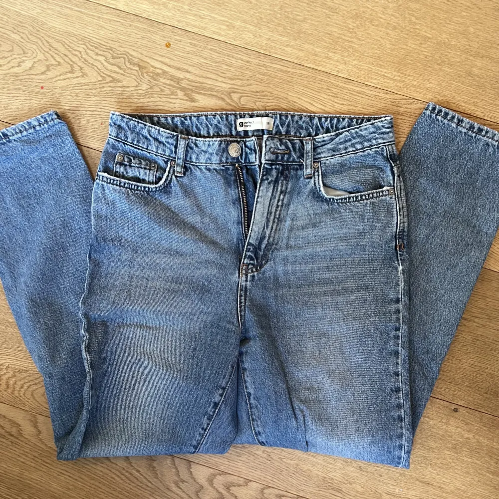 Fina ljusblåa straight legged jeans mid waist i storlek 36, ganska korta då dom är perfekt längd för mig som är 155cm. Säljer då dom är för små för mig i midjan och vid låren. Jeans & Byxor.