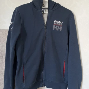 Helly Hansen Hoodie - Absolut en av mina föredetta favorit Hoodies Marinblå HH hoodie Storlek S i herr Den är oversized på mig som är Storlek Xs/s Priset kan diskuteras vid snabb äffär❗️