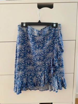 Kjol - Perfekta sommar kjolen💙 snedskuren volang. Kjolen har en dragkedja i bak som går att öppna och stänga. Kjolen är i xs och slutar strax över knäna💙 nyskick 