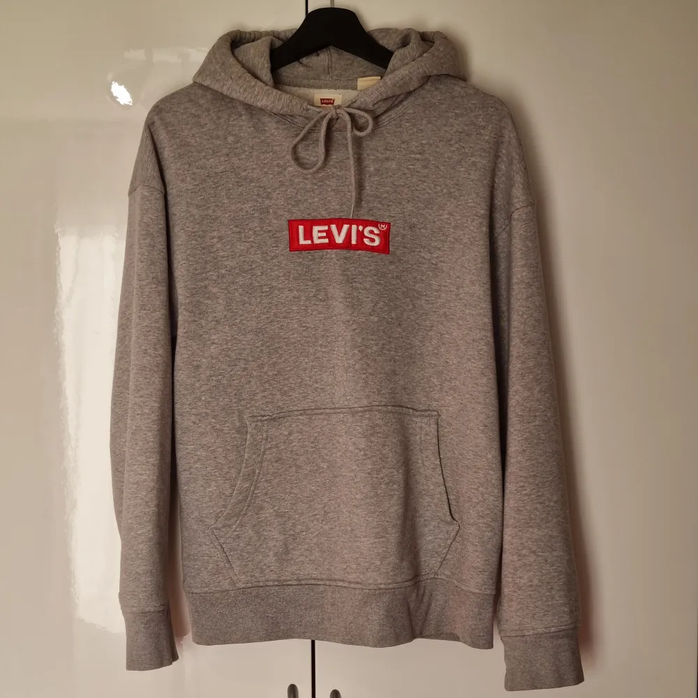 Väldigt mjuk och sparsamt använd Levi's box logo hoodie. Som man ser i sista bilden är passformen 