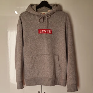 Oversized Levi's hoodie - Väldigt mjuk och sparsamt använd Levi's box logo hoodie. Som man ser i sista bilden är passformen "relaxed" vilket jag kan intyga att den verkligen är. Jag är därav även övertygad om L-personer kan finna denna tröja väldigt proportionell.   Nypris: 500