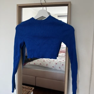 Blå tröja - Endast testad blå tröja från pull & bear med fin slits vid armen. 