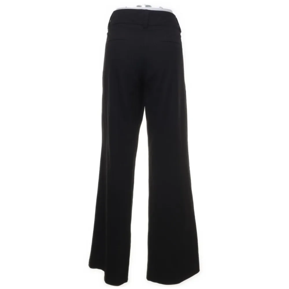 Lågmidjade kostymbyxor från ZERO i storlek 38, säljer då de inte passar mig🖤 . Jeans & Byxor.