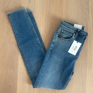 Oanvända jeans med tagsen kvar, köpta för 1399kr. 