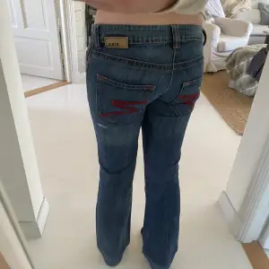 Ett par snygga jeans från Zoul⭐️ Jag vet inte riktigt storlek men skulle tro W26L32 💕 Dem har inte kommit till mycket användning och ser nya ut💕