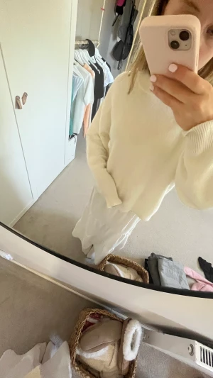 Stickad tröja  - Superfin och skön stickad tröja från hm! Använt fåtalgånger! Cremevit färg och perfekt till sommaren! Köparen står för frakt! Skriv privat för frågor/bilder🫶🏻😋⭐️