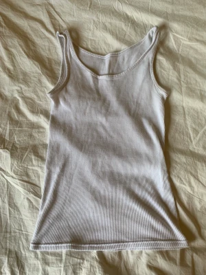 Vitt linne - Säljer detta vita linnet som är en perfekt basic för sommaren från okänt märke. Det är ganska genomskinligt så är därav bara använt 2-3 gånger! Kontakta om du har frågor och känn dig fri att trycka på köp nu!