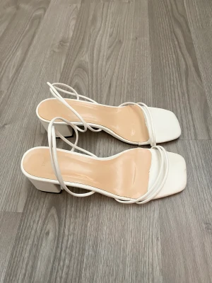 Klackskor vita - Bra skick! Storlek 37 