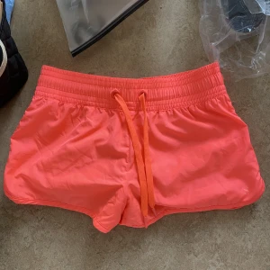 Neonrosa shorts - Jättefina neonrosa shorts från H&M. Du kan träna och bada med dem. Du kan också ha de ute som vanligt. De är helt oanvända med prislapp. Nypris:99kr. Är i storlek 34/xs. Säljer då de är för små på mig. 