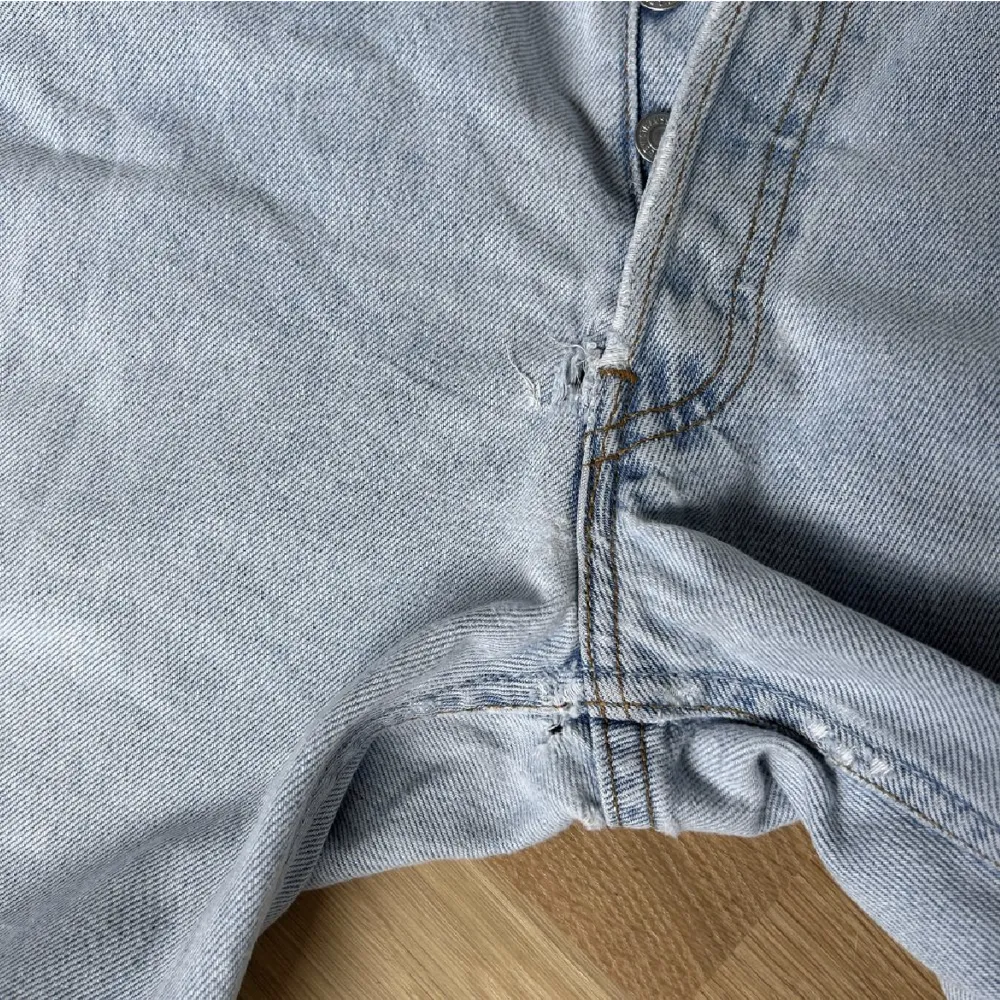 Lägger ut igen! Supersnygga Levis jeans köpta second hand på Humana💗💖Jeansen har två hål längst gylfen, men det är lätt att sy ihop. . Jeans & Byxor.