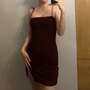 Klänning från Motel Rocks - Säljer denna vinröda klänning från Motel Rocks. Färgen är likadan som på de lånade bilderna (min tagen i ett lite mörkare rum). Fint skick, knappt använd.