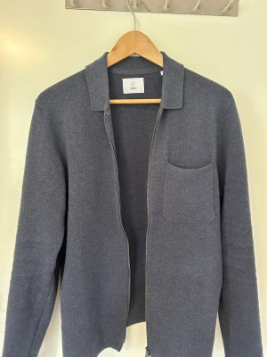 Bläck tröja  - Bläck overshirt tröja ish endast använd 2 gånger så är inprincip helt ny! 