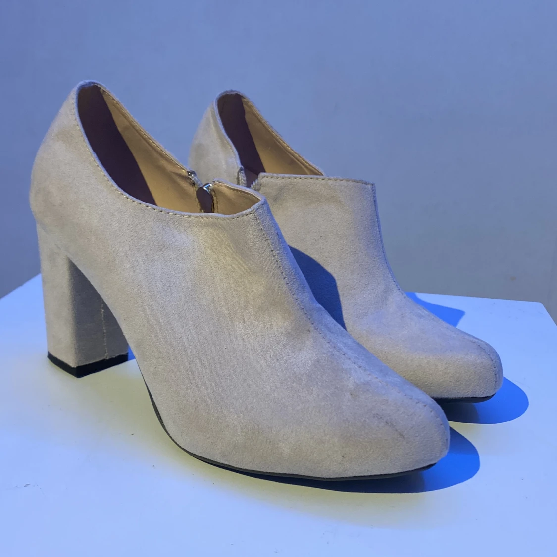 Säljer beige klackskor  - 90