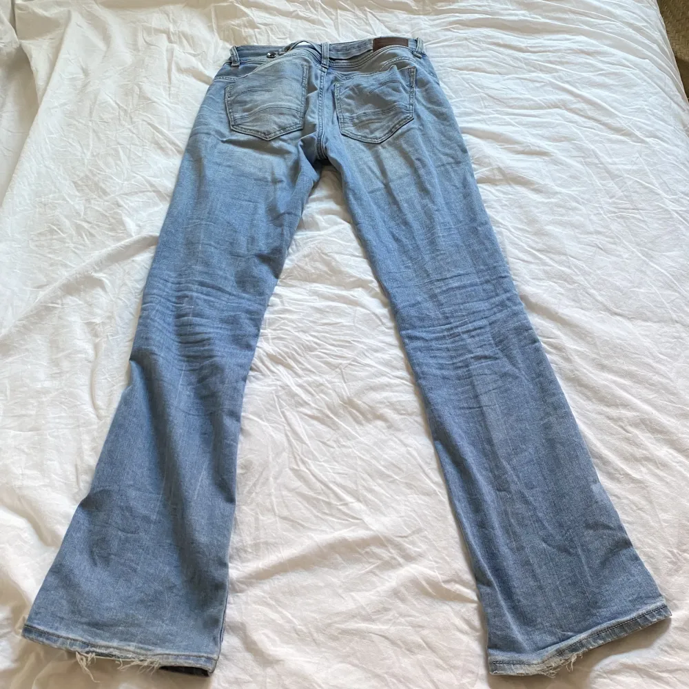 Säljer dessa supersnygga lågmidjade bootcut jeansen i bra skick. Storleken är 28/32 och de sitter perfekt på mig som är 170. Skriv privat för eventuella frågor 💗. Jeans & Byxor.