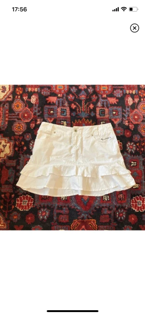 Vit kjol! - Säljer denna vita kjol jag köpte på plick då den tyvär inte passar mig ❣️