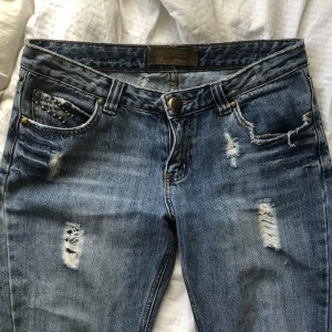 Lågmidjade bootcut jeans! - Lågmidjade bootcut byxor med slitna detaljer! Jätte snygga sitter som S-M och är ganska långa🫶🏻 tyvärr något slitna vid fötterna!