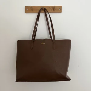 Väska - Superfin brun shopper från HM. Knappt använd. 
