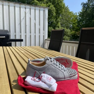 Christian Louboutin Grey Suede - Christian Louboutin Grey Suede - Size: 40 men passar 41 - Condition: 9/10 - Pris: 5000kr  Det som följer med med dessa skor är: Dustbag, extra spikar och extra snören. 