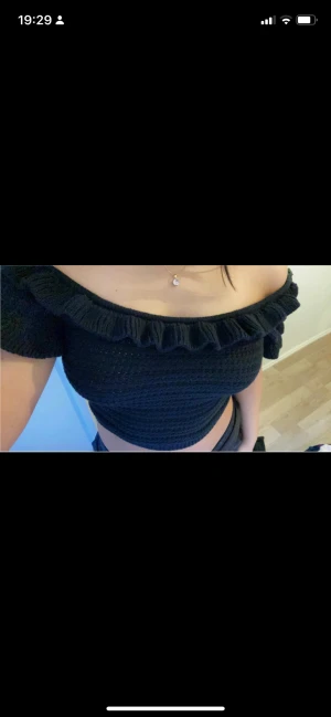 Stickad topp  -  Jätte söt stickad topp med volang. Aldrig använd nedsatt testad så den är i nyskick.  Man kan ha den strapless eller som en tshirt . 