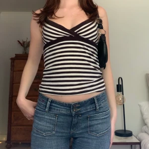 Randigt linne - Svartvit randigt linne med v-ringning och tjockare axelband, originellt från H&M! 💗