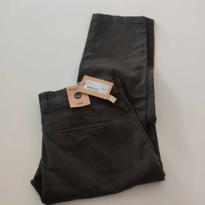 Dobber långbyxor (nya) - Dobber Boris Chino slim fit Färg: black olive Nya. Säljes på grund av köp av fel storlek. Nypris: 699kr