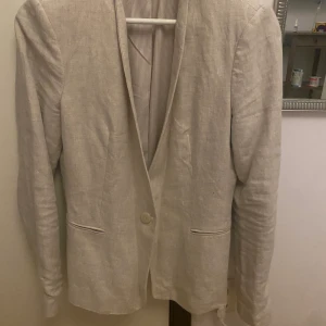 Linnekavaj från Zara i stolen M - Jättefin oanvänd linnekavaj från Zara. Inköpspris: 269kr💕