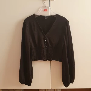 Sommartopp - Fin topp från monki med knappdetaljer.