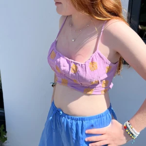 Topp med knytdetalj pull&bear - Topp från pull&bear. Prislapp kvar aldrig använd! Köpt i Grekland förra sommaren. Storlek L men passar M också. Köparen står för frakten. 